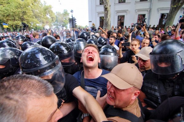 В Одессе произошли стычки между митингующими и полицией
