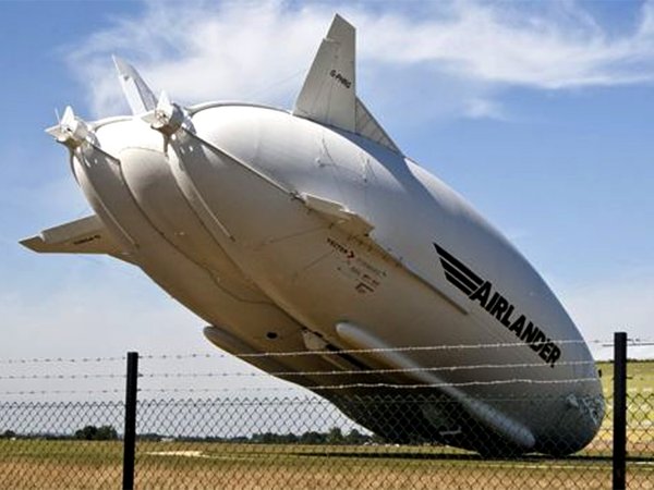 Самое большое в мире воздушное судно потерпело крушение в Великобритании