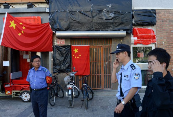 В Китае мужчина дважды увернулся от смерти за 10 секунд