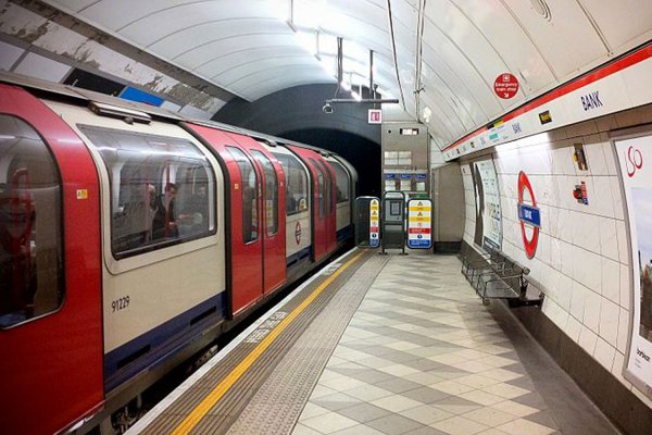 В Лондоне закрыли две станции метро