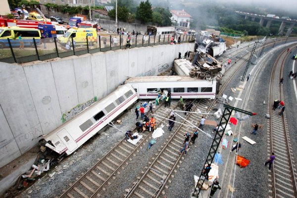 В Испании из-за схода поезда с рельсов пострадали более 20 человек