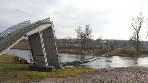 В Праге обрушился пешеходный мост через Влатву