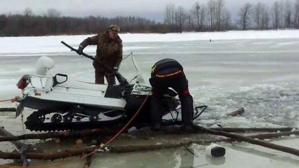 В Ханты-Мансийске двое мужчин на снегоходе провалились под лед