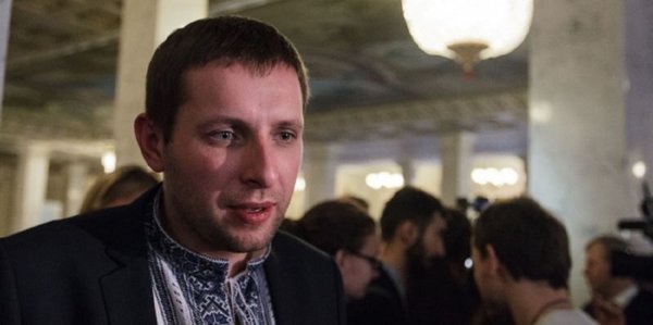 Драку украинского депутата со стражем порядка сняли на видео