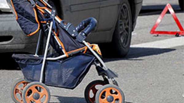В Сочи на переходе автомобиль сбил коляску с ребенком