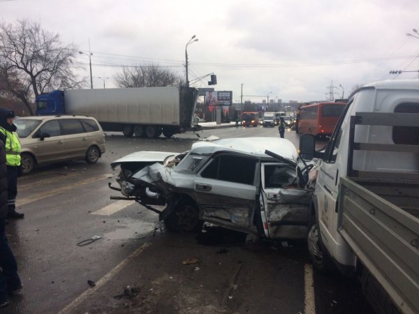 Водитель самосвала в Нижнем Новгороде протаранил семь машин и стену дома