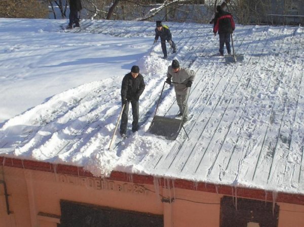 В Кемерово погиб рабочий, упав с крыши во время чистки снега