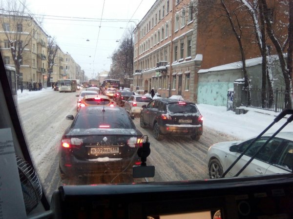 Петербург заполнили бесконечные пробки из-за снегопада