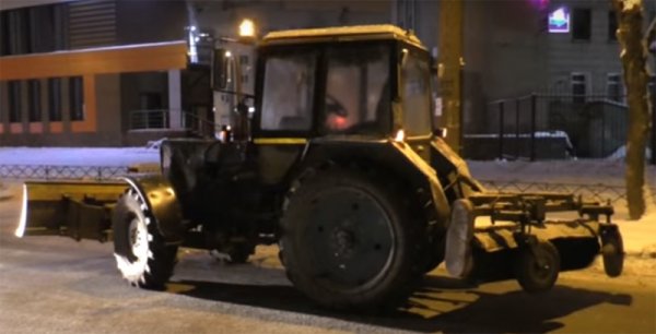 Пьяный водитель трактора, удирая от полиции, очистил улицы Кирова от снега