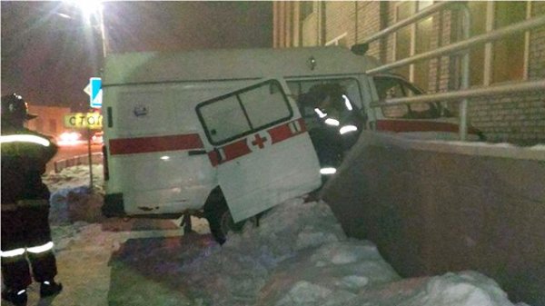 В Хакасии скорая врезалась в здание суда после ДТП с автомобилем