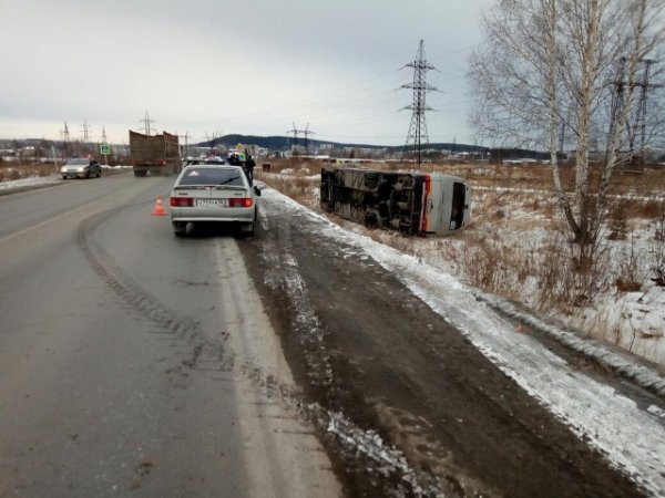 В Свердловской области перевернулся рейсовый автобус