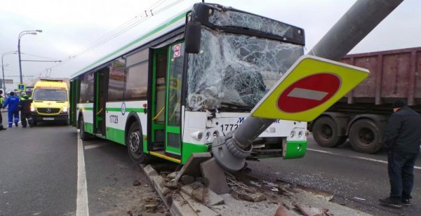 В Москве пассажирский автобус врезался в уличный фонарь