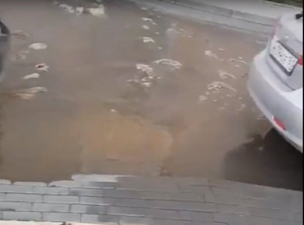 В Ростове двор затопила река фекалий