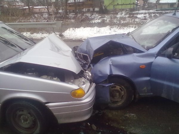 В Кемерово произошло столкновения двух легковых машин «лоб в лоб»