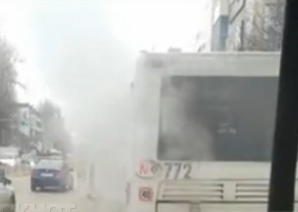 В Ростове пассажиры в спешке покидали дымящийся автобус
