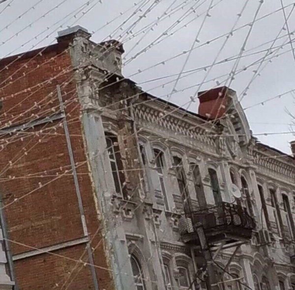 В Ростове оборвало «небо из гирлянд» из-за рухнувшего балкона