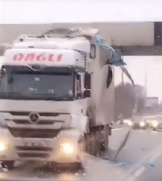 Не прошел по габаритам: Грузовику Mercedes снесло крышу на шоссе в Москве