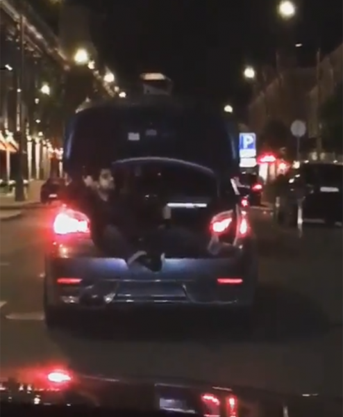 Мажор прокатился по улицам Москвы в открытом багажнике BMW