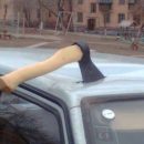 В Прокопьевске мужчина по ошибке повредил топором чужой автомобиль
