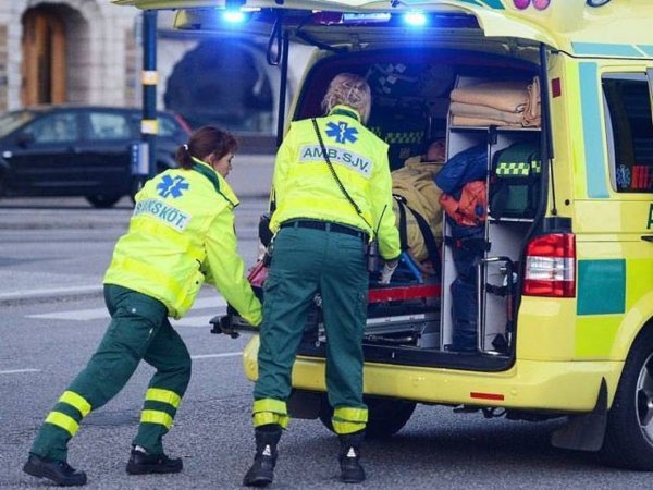 В Стокгольме фургон протаранил полицейскую машину