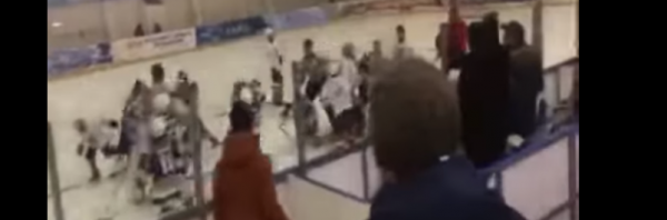 На матче во Владикавказе детские хоккейные команды устроили массовую драку