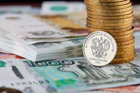 Аналитики порекомендовали продавать рубль перед возможными санкциями