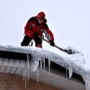 В префектуре ЦАО опровергли повреждения авто глыбой льда в Москве