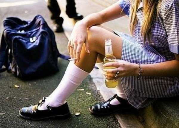 В Москве 13-летняя школьница занялась сексом с пятью сверстниками ради бутылки вина