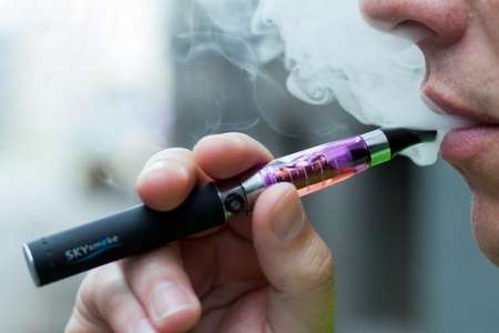 Минпромторг предлагает с 2019 года приравнять электронные сигареты к обычным