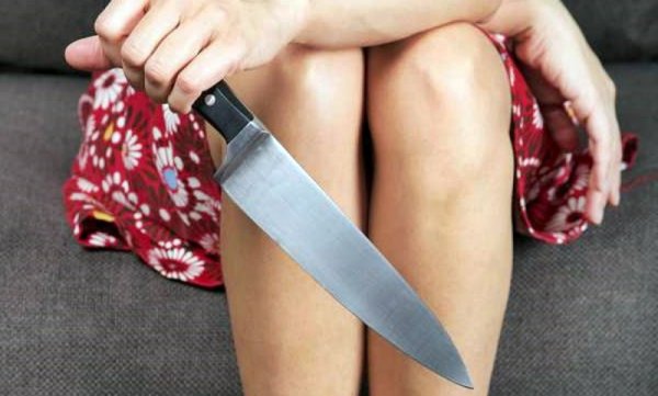 Англичанин обнаружил у себя дома полуголую девушку с ножами в руках
