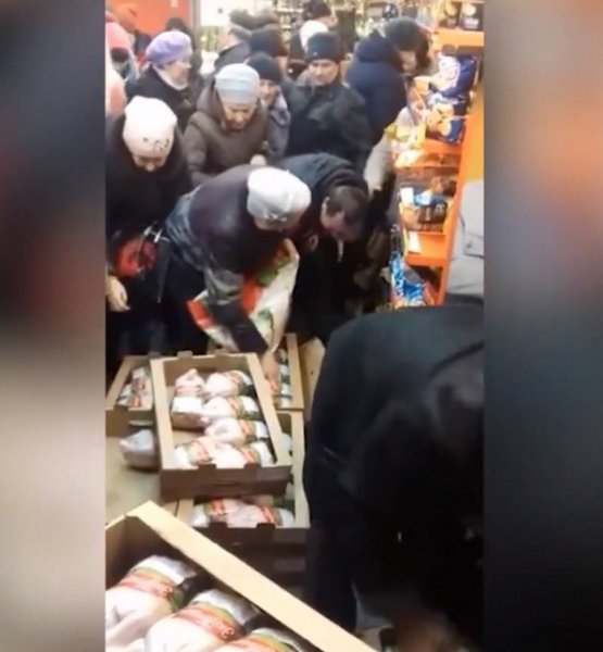 В Рязани бабушки начали драться в магазине из-за дешёвой курицы