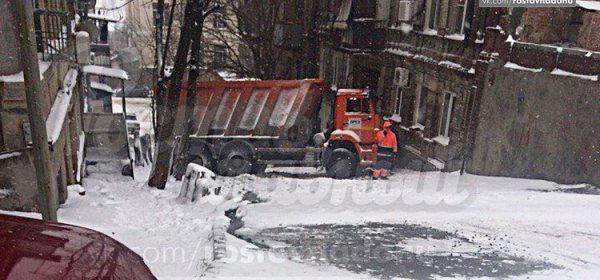 В центре Ростова водитель "КамАЗ" перекрыл дорогу из-за гололеда