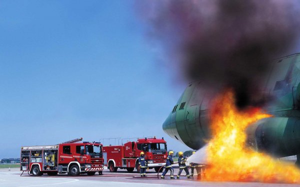 В Калифорнии загорелся самолет с пассажирами на борту