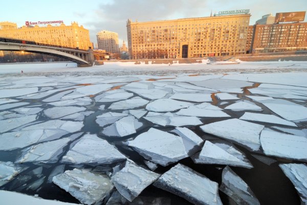 Двух человек, упавших под лед на Москве-реке, ищут водолазы