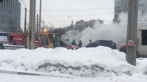 Поработал пожарным: В Санкт-Петербурге экскаваторщик потушил ковшом горящий автомобиль