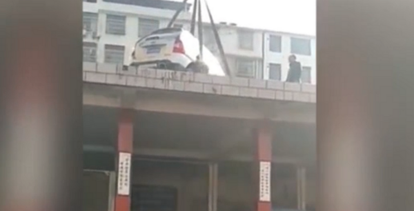 В Китае машину нарушителя ПДД отправили на крышу