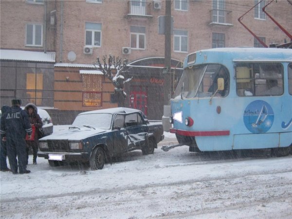 В Москве трамвай столкнулся с автомобилем
