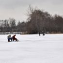 Ока с тремя рыбаками провалилась под лед в Калининградской области
