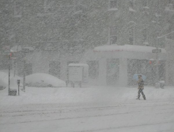 В Норильске горняки выталкивали автобус из снежного затора