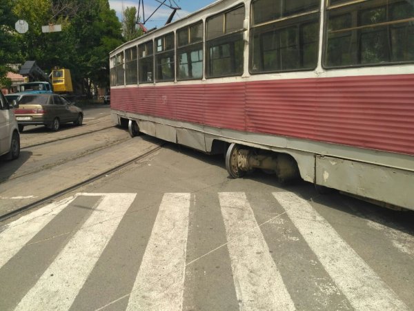 В Донецке трамвай протаранил жилой дом