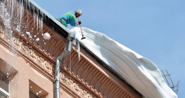 В Москве глыба льда упала на работницу прокуратуры