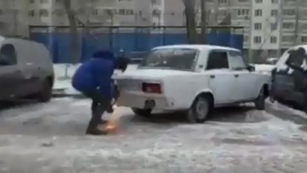 Мужчина отрезал болгаркой часть кузова «Жигулей», чтобы припарковать свой автомобиль