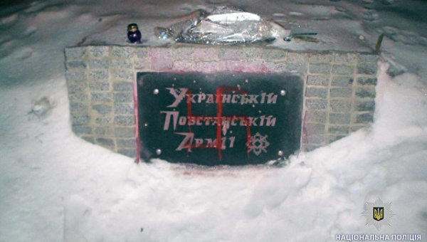 В Харькове осквернили памятник сподвижникам Бандеры