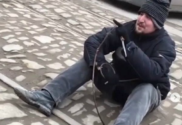 В Ростове буйный псих бросался с ножом на виртуального врага
