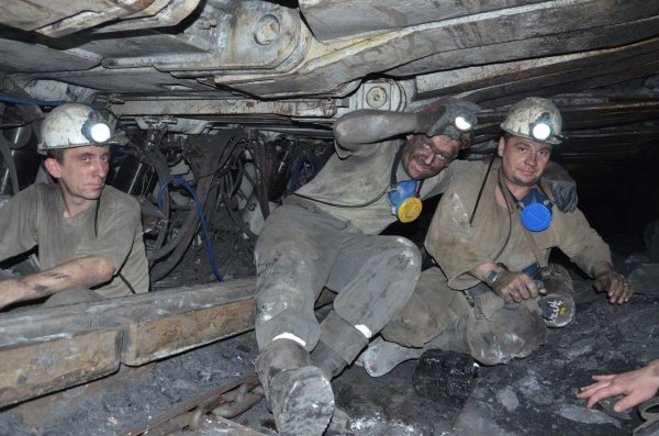 Горняки в Луганской области застряли под землей