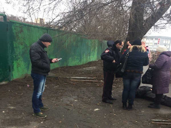 В Ростове на тротуаре под деревом обнаружили тело мужчины