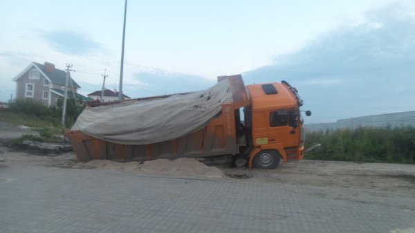 В Новосибирске под грузовиком провалилась дорога