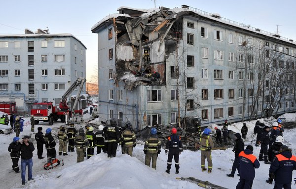 Три человека пострадали от взрыва газа в жилом доме Мурманска