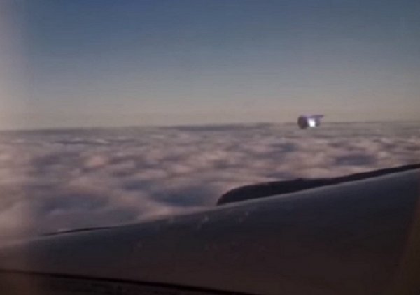 Пассажир снял на телефон летевший рядом с крылом самолета НЛО