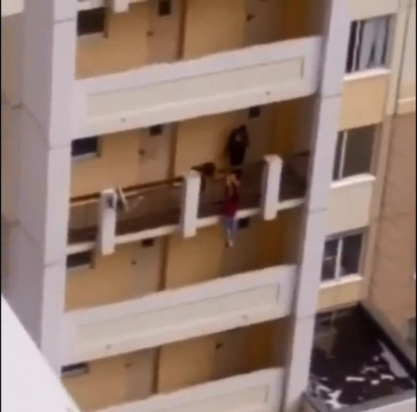 В Ростове-на-Дону подросток повис на балконе 7 этажа